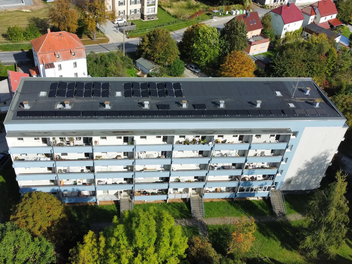 Wohnblock in Schlungwitz mit Photovoltaik auf dem Dach
